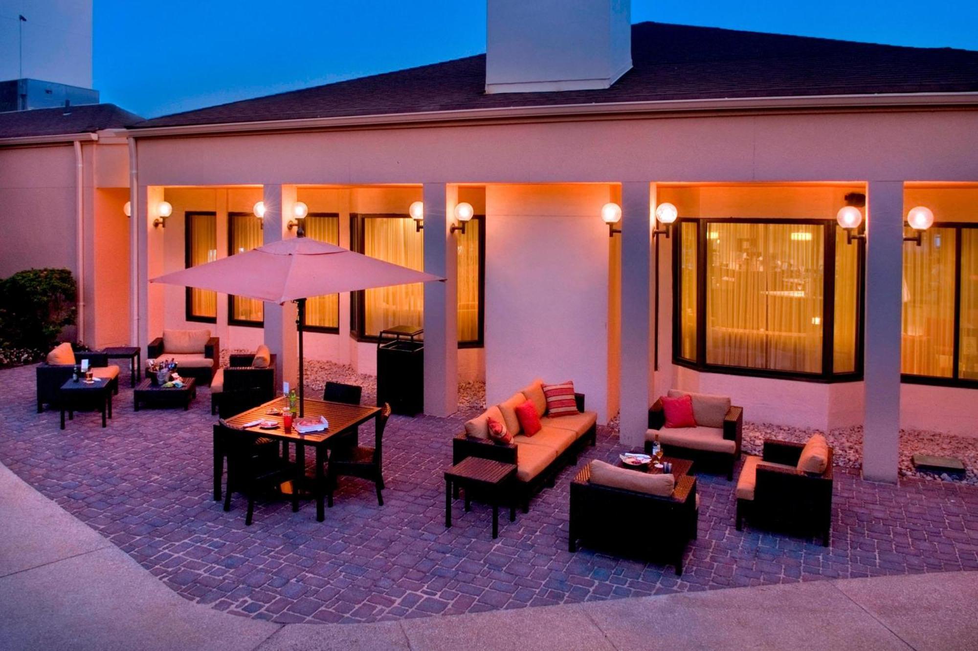 Courtyard Newark Liberty International Airport Hotel Exterior photo